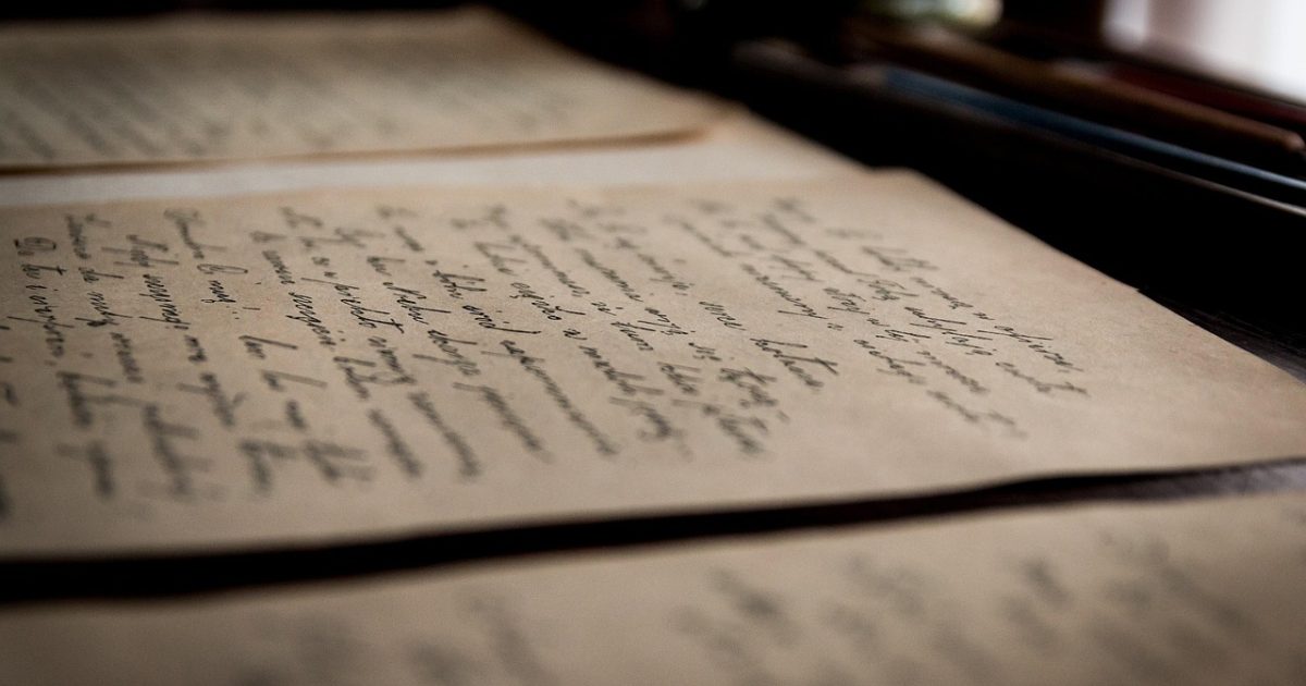 免费字体精选站编辑在明亮办公桌前逐条比对字体授权说明与字符覆盖表的整理工作场景